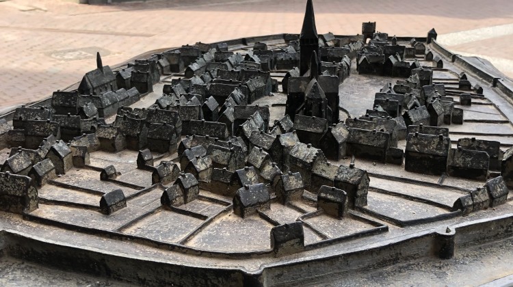 Torenspits maquette van oud Lochem terug op zijn plek