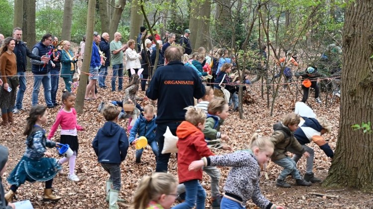 Vrolijke palmpaasoptocht met eieren zoeken in Almen