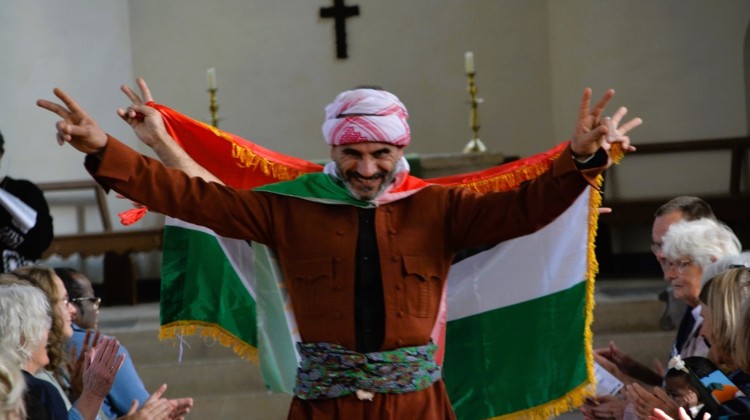 Maher toont tijdens de modeshow trots zijn Koerdische klederdracht