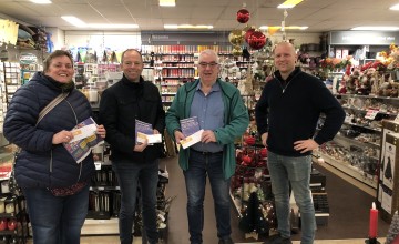 Winnaars logo-puzzelpagina LokaalLochem nemen prijs in ontvangst