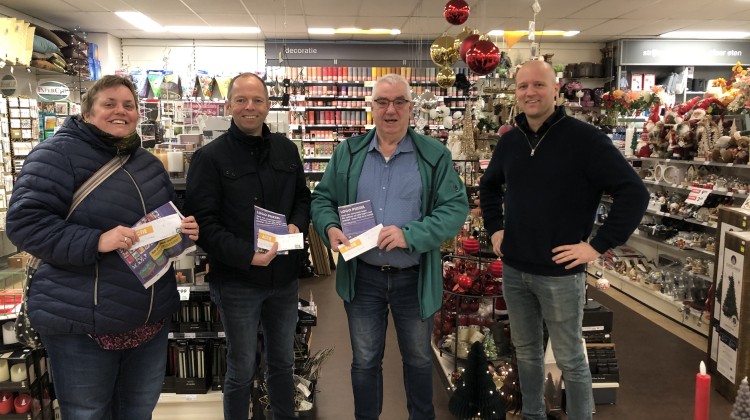Winnaars logo-puzzelpagina LokaalLochem nemen prijs in ontvangst