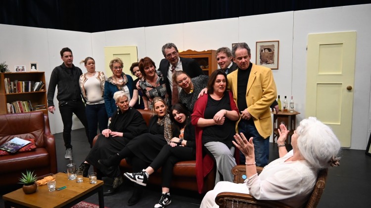Theatergroep TOP Lochem brengt ontroerende en hilarische voorstelling “Maar alles gaat over”