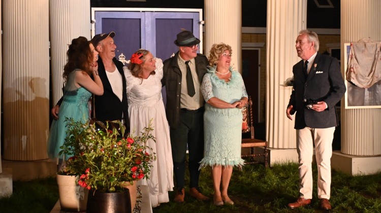 Toneelvereniging AEV viert jubileum met Britse flair in Exel
