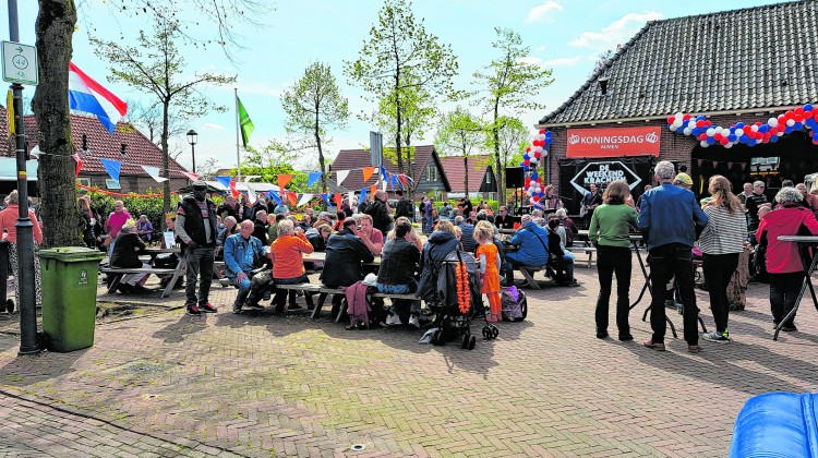 Ouderwets gezellige Koningsdag op een nieuwe locatie in Almen