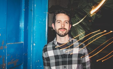 Popmakelaar Bart wil muzikanten van hun zolderkamers trekken