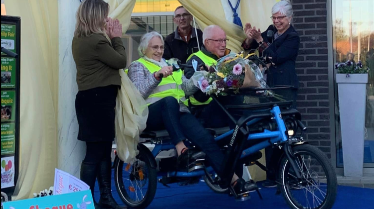 Fietsmaatjes Harfsen feestelijk van start met onthulling duofiets