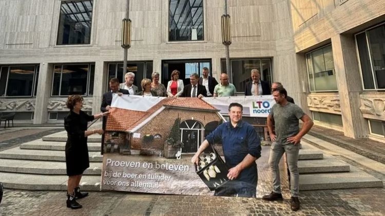 Boeren en tuinders voeren actie in Huis der Provincie