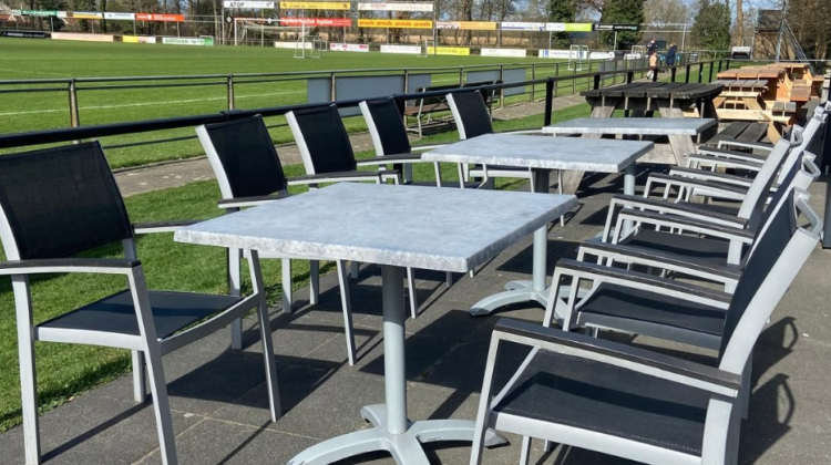 Terrasmeubilair voor Witkampers dankzij gift van De Dorpspomp