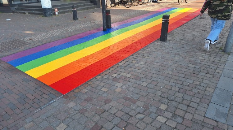Politie heeft beelden van bekladding regenboogzebrapad en dreigt ze op tv te vertonen