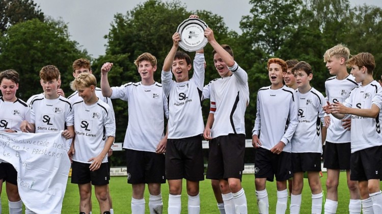 Witkampers JO15-2 neemt kampioensschaal in ontvangst