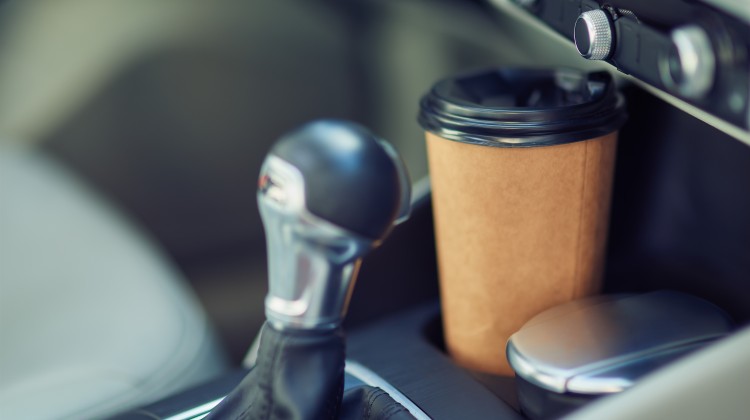 Waarom je voorzichtig moet zijn met bekers en flesjes in je auto