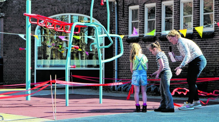Feestelijke opening nieuw speeltoestel en kunstgrasmat bij Julianaschool Almen