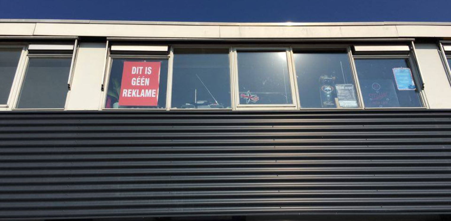 Ondernemers hangen massaal hun reclame weer aan de gevel