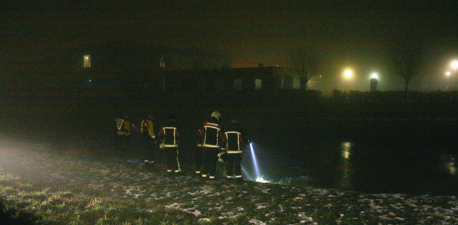 Politie en brandweer redden man uit het water