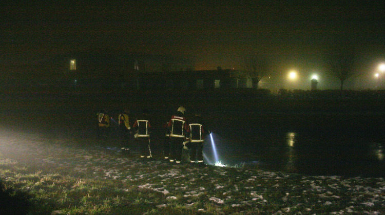 Politie en brandweer redden man uit het water