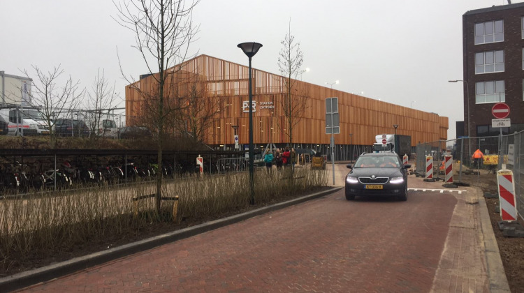 Volkskrant als een van de weinige lovend over parkeergarage 