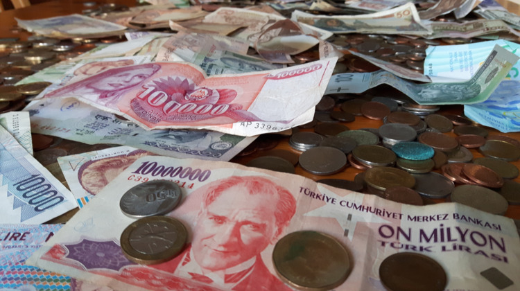 Lionsclub haalt 104 kilo oud geld op voor oogoperaties