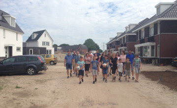 Eindelijk wordt in Leesten-Oost een zandweg steeds meer een 'echte' straat