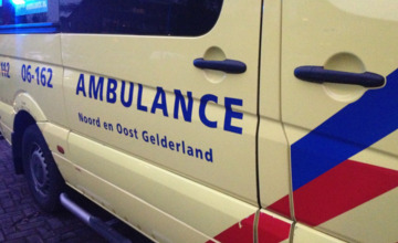 Motorrijder glijdt uit en raakt betonblok in Vorden