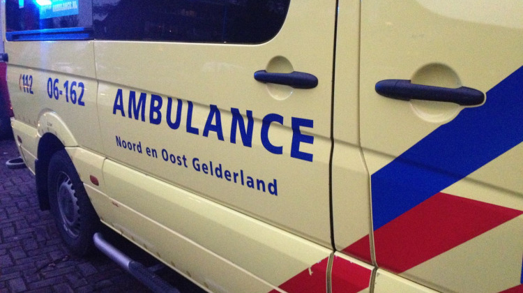 Motorrijder glijdt uit en raakt betonblok in Vorden