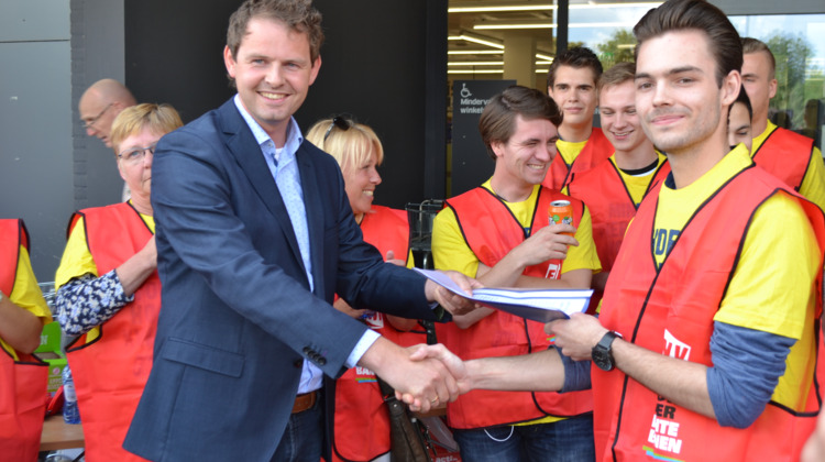 Medewerkers Lidl Zutphen overhandigen petitie; de filiaalmanager laat het afweten