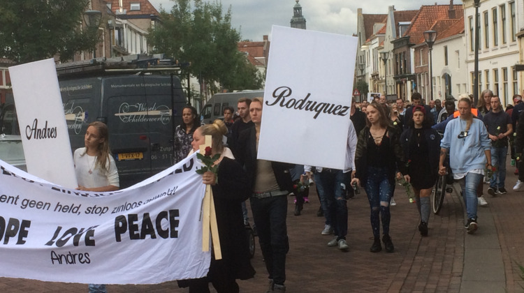 Krappe tweehonderd mensen op de been voor tocht mishandelde Andres Rodriguez