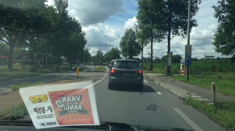 Druk op de weg door festivalverkeer Zwarte Cross