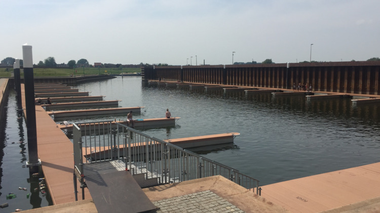 Stel heeft op klaarlichte dag seks in de Noorderhaven, en wordt gefilmd