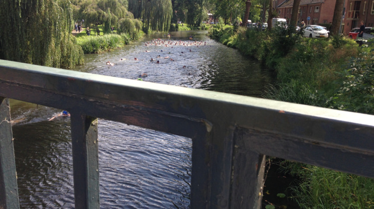 Mannen gooien dronken vriend van de brug tijdens Vrije Slag