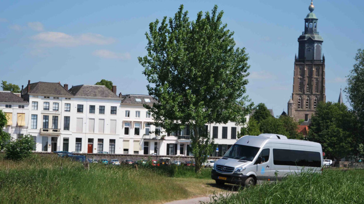 De bus die al 40 jaar ouderen mee neemt naar leuke dingen