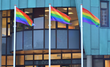 Waarom de regenboog-vlag in Zutphen een extra betekenis heeft vandaag