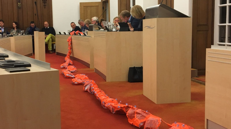 Filmpje: Raadsleden komen met honderden zwembandjes naar raadszaal