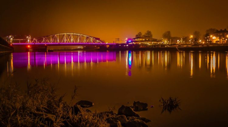 Verlichting van de Oude IJsselbrug: Kunst of kitsch?