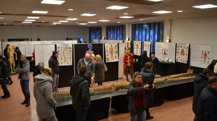 Protest bij de omstreden lijkenexpo in Zutphen