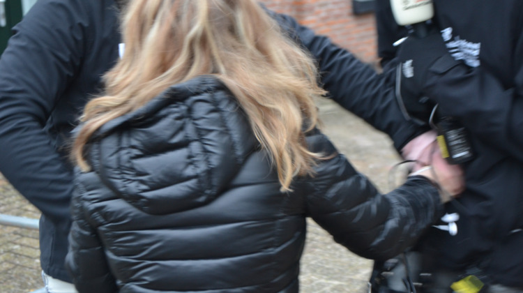 Vrouw grijpt cameraman bij zijn keel en sloopt apparatuur