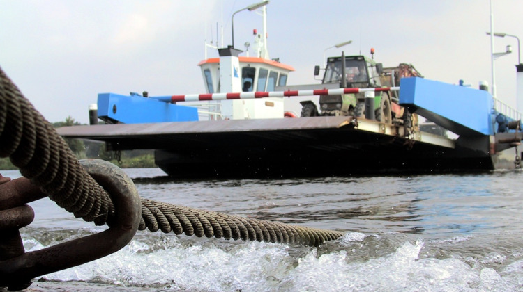 Veerpont uit de vaart door hoog water