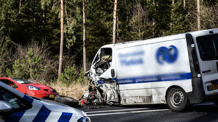Ongeluk met vrachtwagen, bestelbus en personenauto's op N346