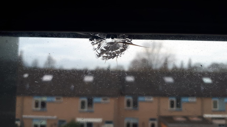 'Ik keek omhoog en toen zag ik de kogelgaten zitten'