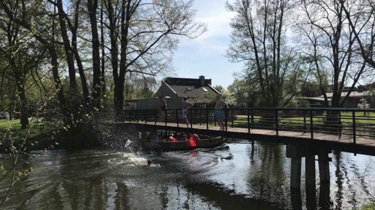 Mooi weer = de fluisterboot-passagiers nat maken
